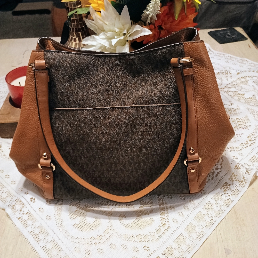 Michael Kors Carrie Large Shoulder Tote - Picture 3 of 10